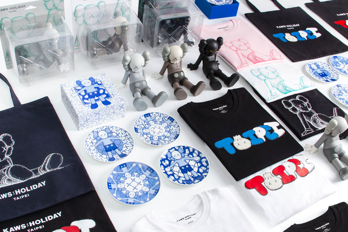 KAWS' Taipei "KAWS:HOLIDAY" Outdoor Project Exclusive Merchandise Available Here / KAWS:HOLIDAY 大型官方户外艺术展坐落台北市| 周边限量商品CLOT线上同步发售!