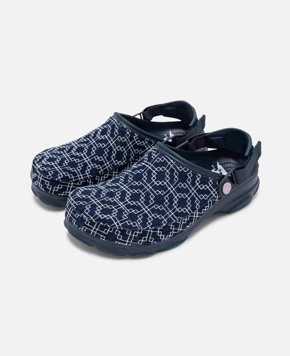 Crocs clogs hot sale navy blue