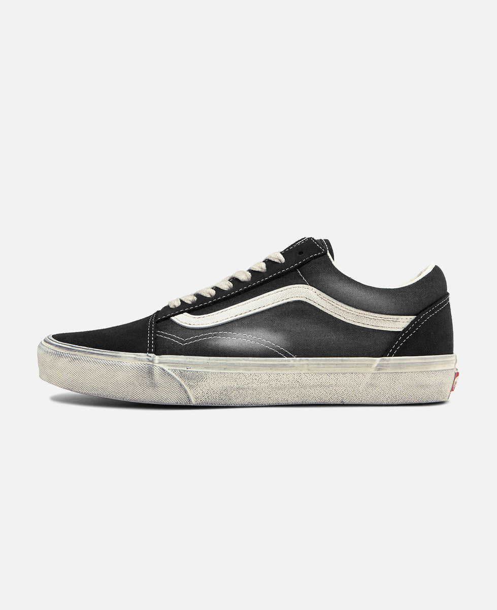 Red black old skool vans on sale